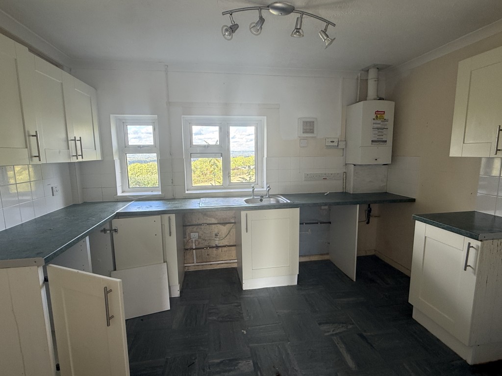 Lot: 136 - BLOCK OF FLATS FOR IMPROVEMENT ON 0.51 ACRE PLOT AND POTENTIAL FOR DEVELOPMENT - Kitchen - Flat 22
